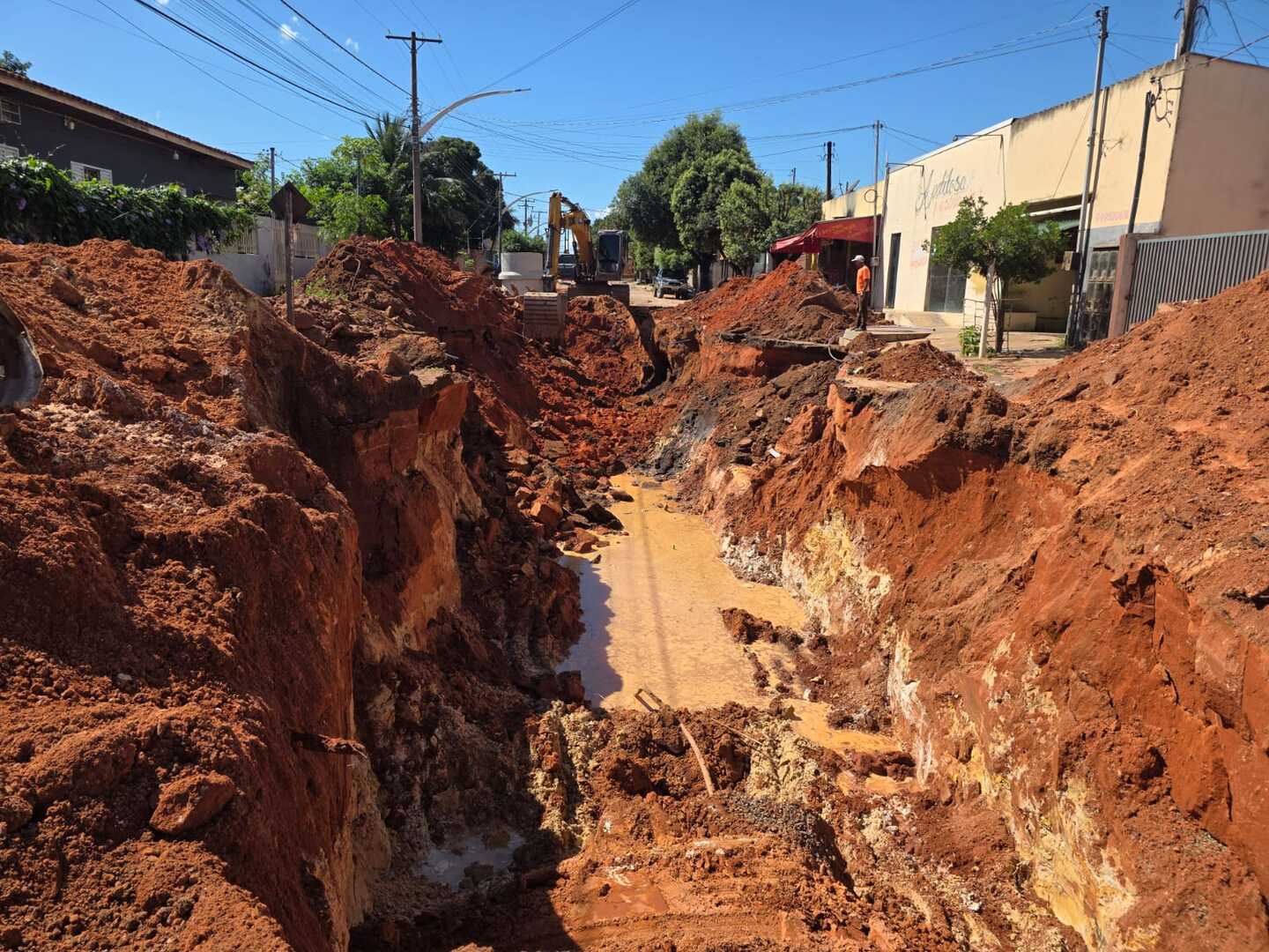 Trabalho de recuperação da avenida Mato Grosso do Sul em Coxim. Fotos: Valdeir Simão/DIário X 