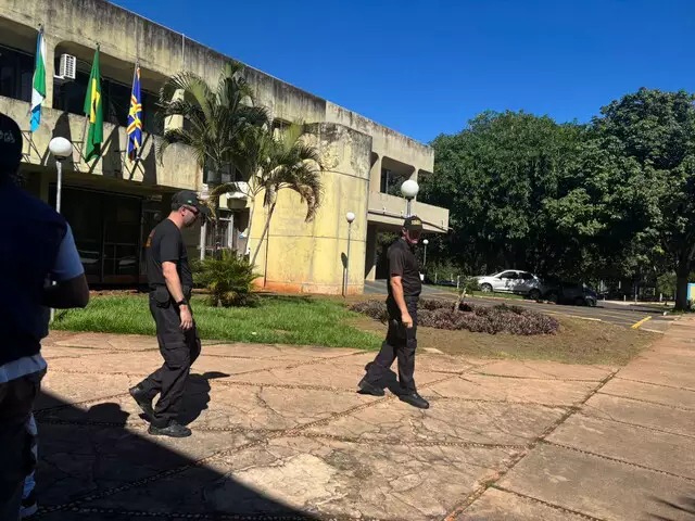 Equipe da PF saindo da Agraer, esta manhã. Foto: Bruna Marques/CGNews 