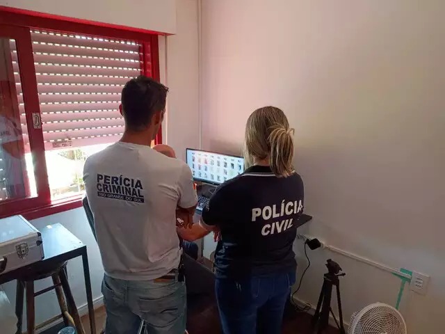 Equipe analisando imagens armazenadas no computador do suspeito. Foto: Divulgação/Polícia Civil RS