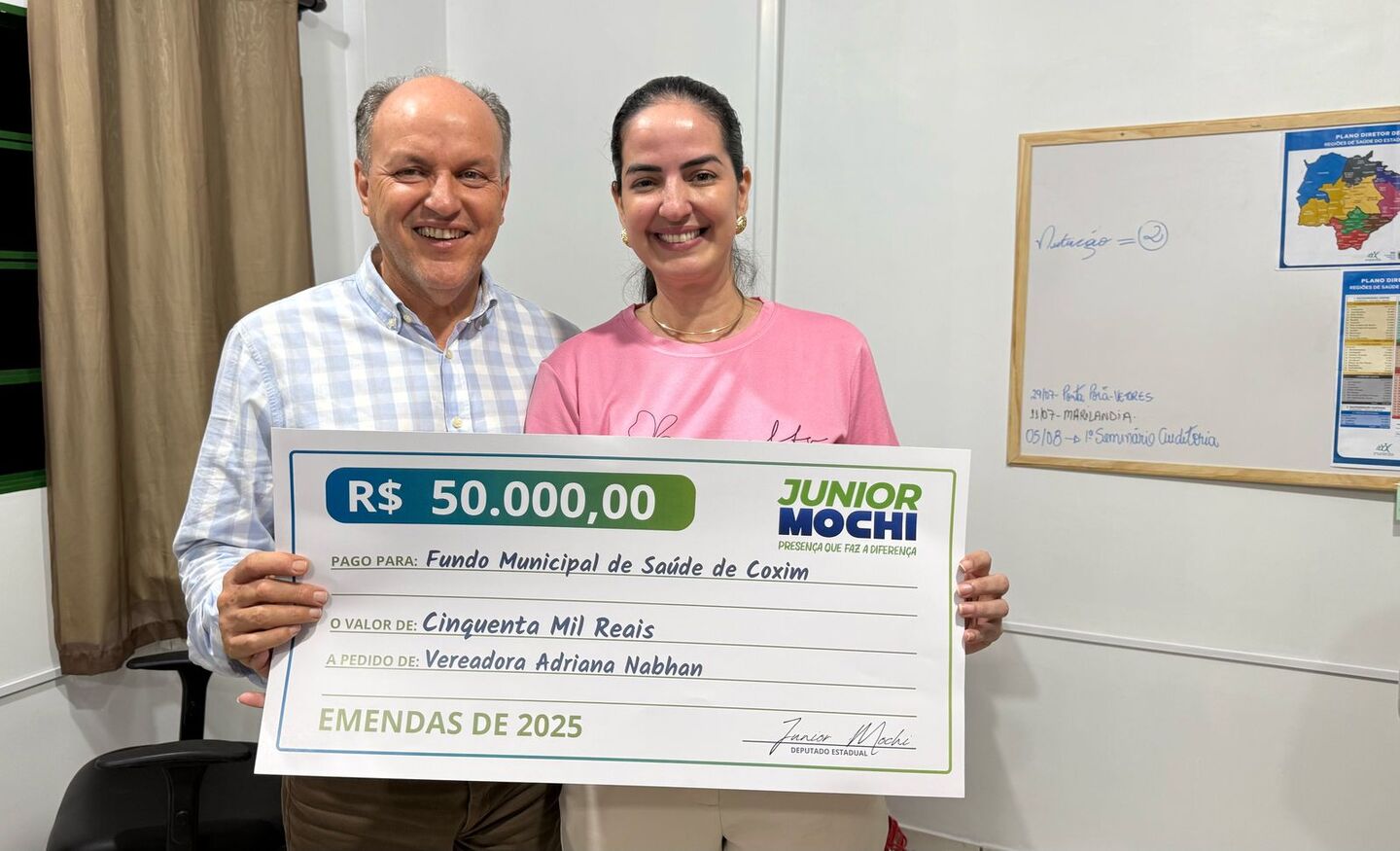 Deputado estadual Júnior Mochi e a vereadora Adriana Nabhan com o cheque simbólico de R$ 50 mil reais para a Saúde. Foto: Divulgação 