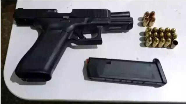 Arma, munições e carregador apreendidos pela Polícia Militar. Foto: Divulgação