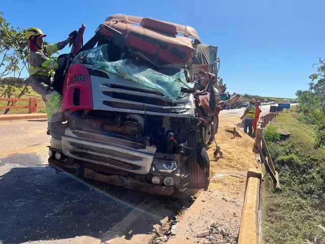 Trabalho de remoção de caminhão, que quase caiu de ponte. Foto: Sidney Assis