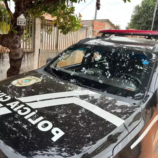 Viatura da Polícia Civil em frente ao local onde a vítima morreu. Foto: Sidney Assis