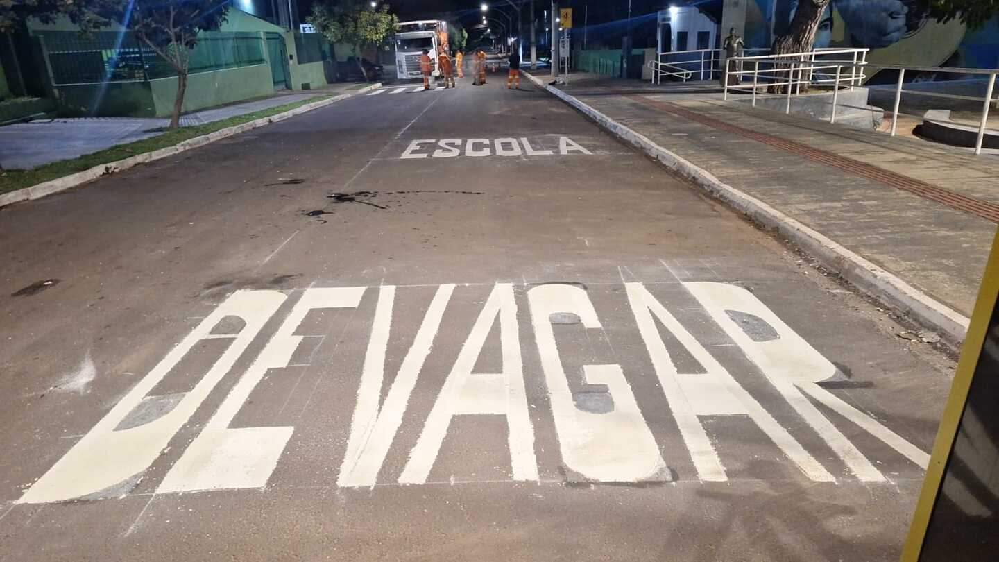 Sinalização em frente a Escola Estadual Silvio Ferreira, centro de Coxim. Foto: Valdeir Simão/Diário X 