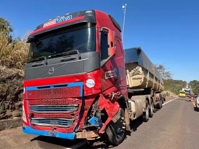 Caminhão Volvo envolvido em acidente com a lateral esquerda danificada. Foto: Sidney Assis