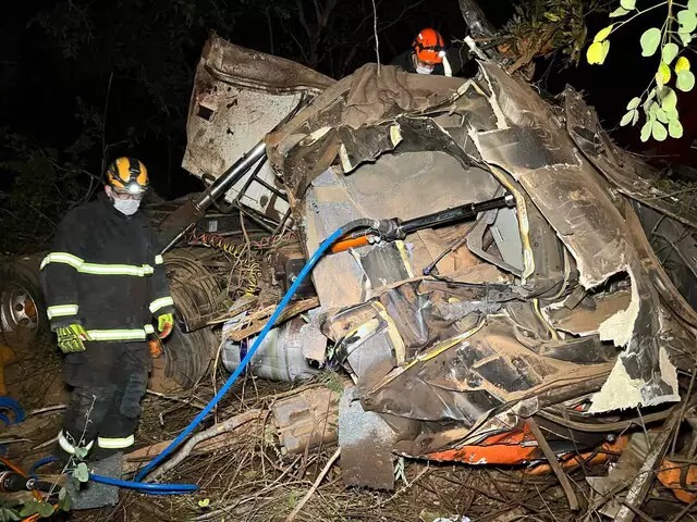 Bombeiro faz resgate do corpo do motorista. Foto: Sidney Assis
