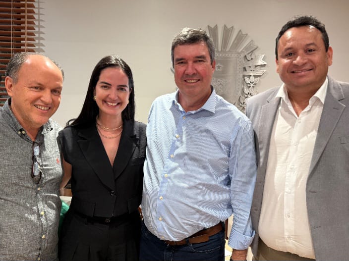 Deputado estadual Junior Mochi, vereadora Adriana Nabhan, governador Eduardo Riedel e vice-prefeito de Coxim Flávio Dias. Foto: Divulgação 