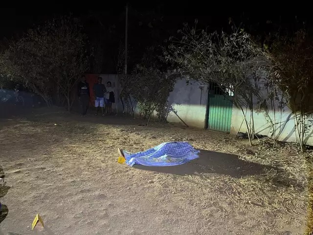 Corpo da vítima já coberto após ser atingido pelo disparo. Foto: Sidney Assis