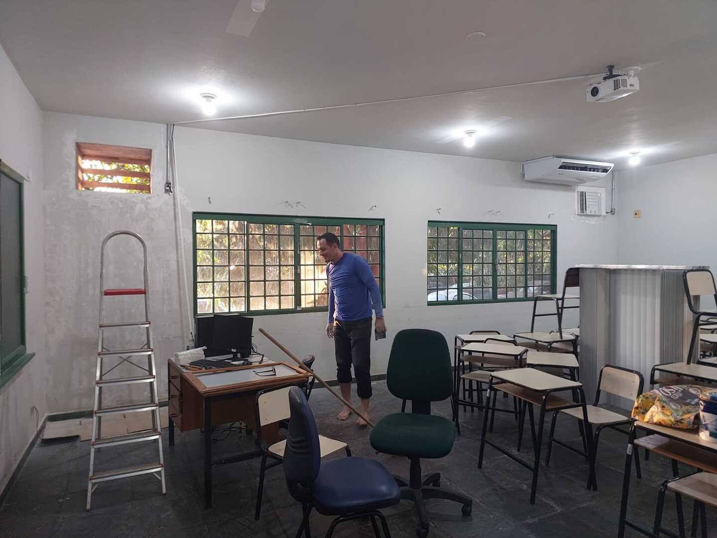 Danilo Garces Bressan, trabalhando na revitalização da sala de exames. Foto: Danielli Schumacher.  
