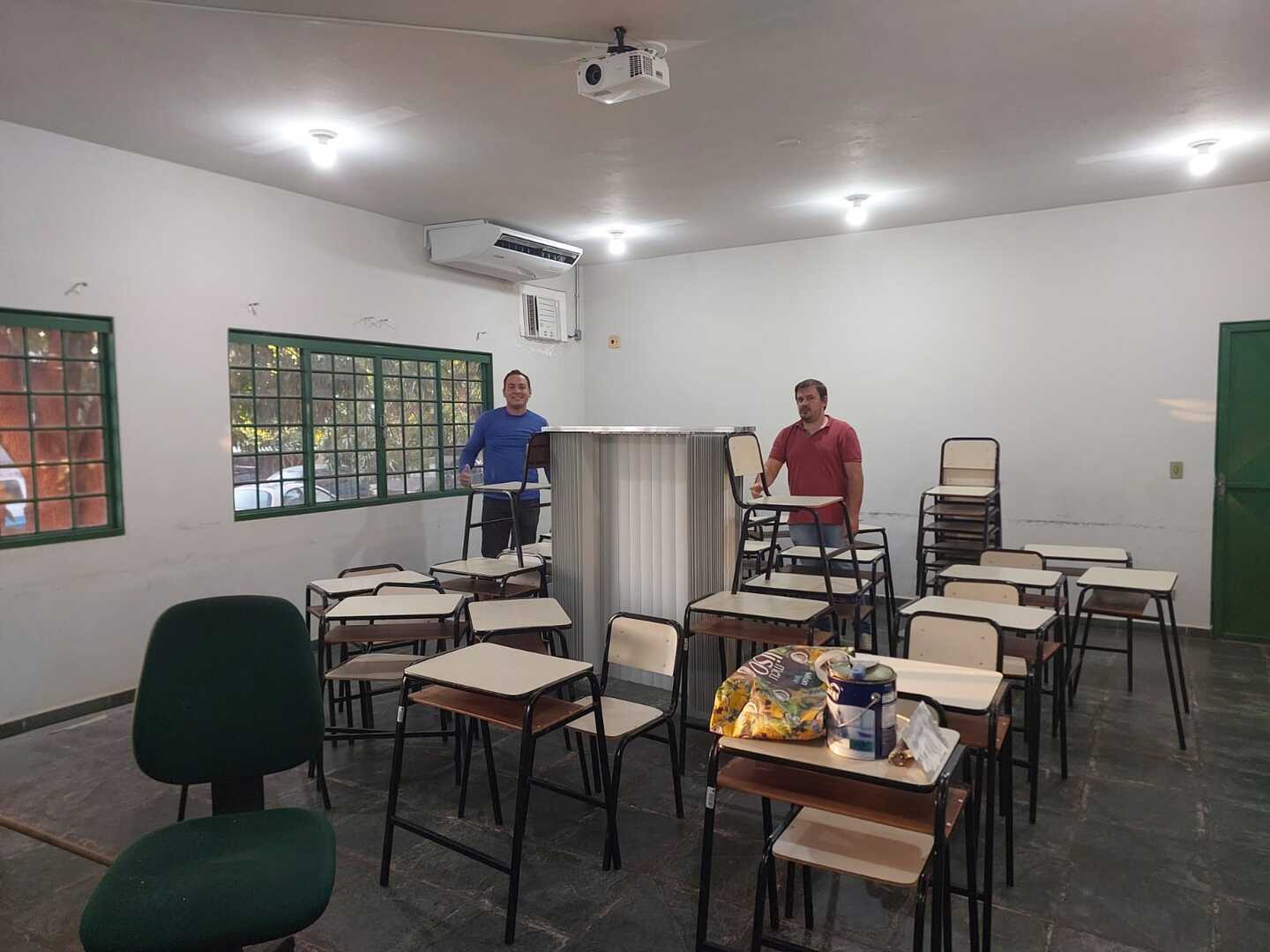 Danilo Bressan e Cleber Garcia Chagas, gerente regional do Detran em Coxim, na sala de exames. Foto: Danielli Schumacher