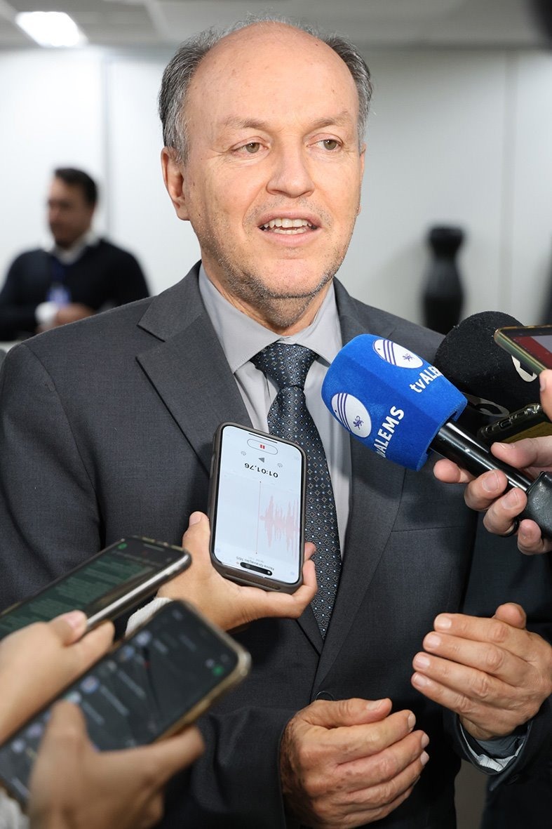 Deputado Junior Mochi atendeu à imprensa após a reunião. Foto: Wagner Guimarães/Agência Alems 