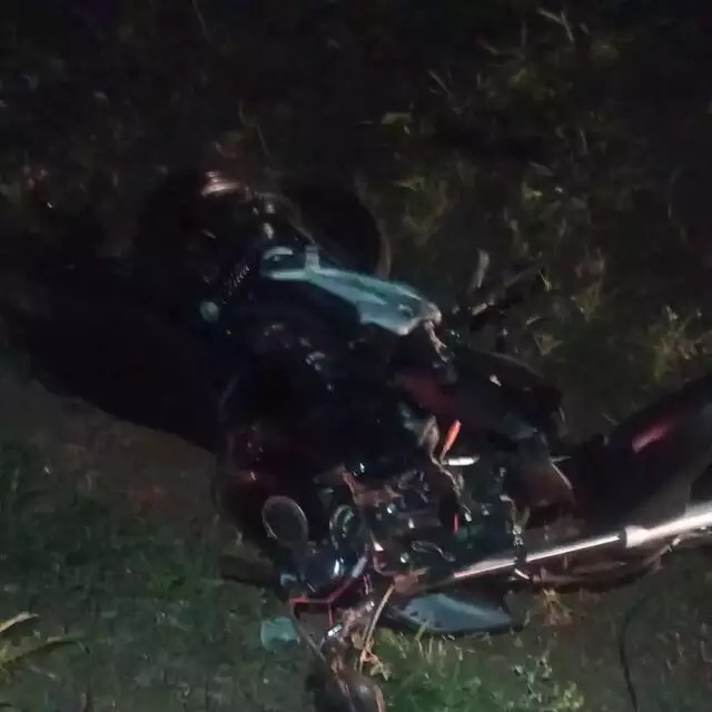 Moto em que as vítimas estavam ficou completamente destruída. Foto: Direto das Ruas