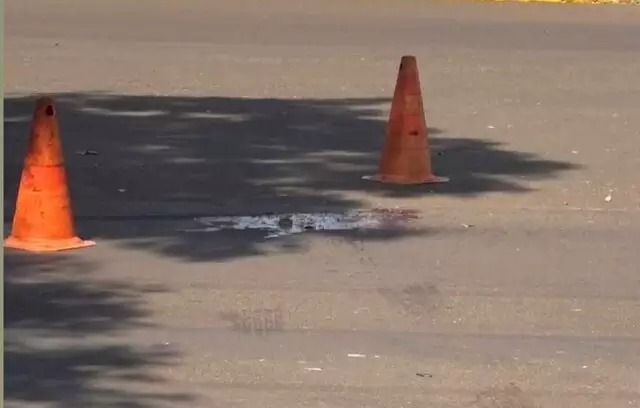 Mancha de sangue no local onde menino foi atropelado. Foto: Caarapó News
