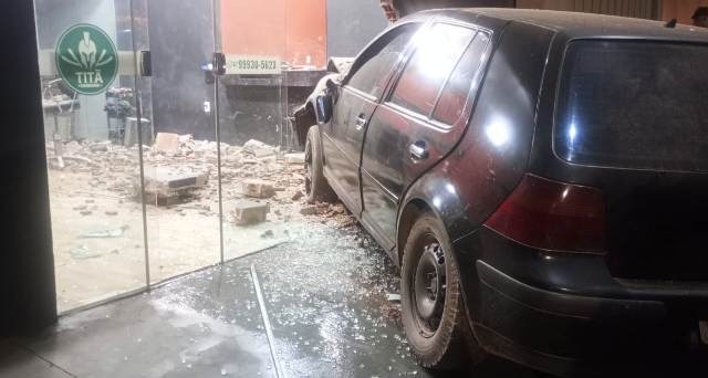 Motorista perde o controle de veiculo e invade barbearia em Coxim. Foto: Thiago Silva/F5 MS 