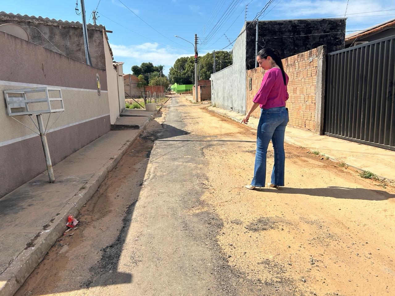 Vereadora Adriana Nabhan fiscaliza obras da rede de esgoto e cobra qualidade nos serviços realizados em Coxim. Foto: Divulgação assessoria parlamentar 