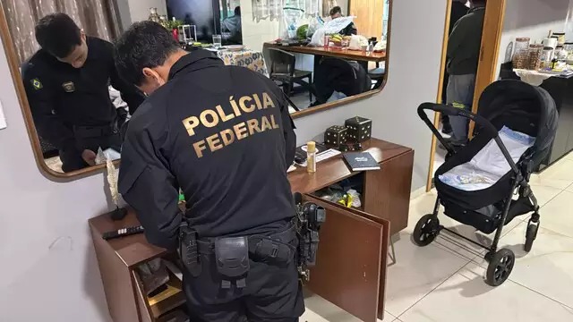Policial vistoriando imóvel durante operação. Foto: Divulgação