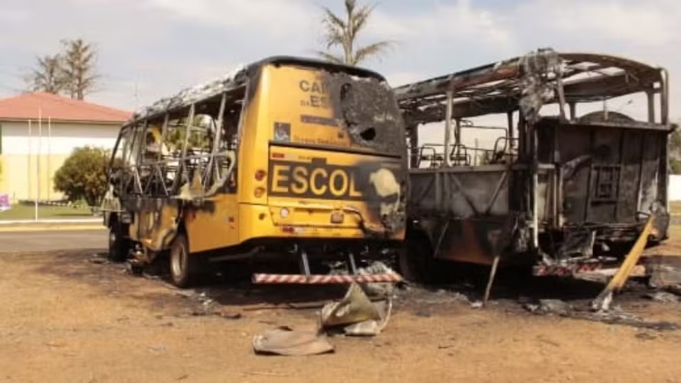 Dois ônibus foram destruídos por fogo. Prefeitura suspeita de vandalismo. Foto: Prefeitura de Juti