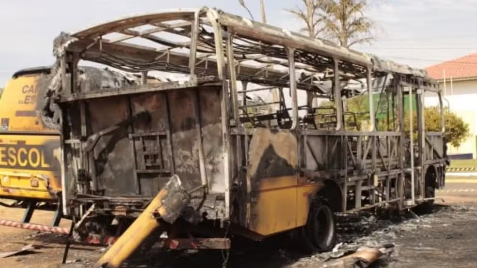Ônibus utilizados no transporte de estudantes foram destruídos em incêndio; polícia investiga. Foto: Prefeitura de Juti