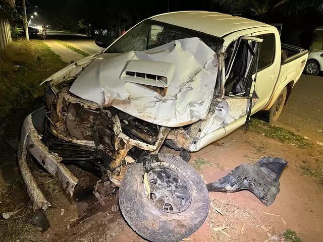 Caminhonete envolvida no segundo acidente, no airro Santo André, ficou destruída. Foto: Sidney Assis