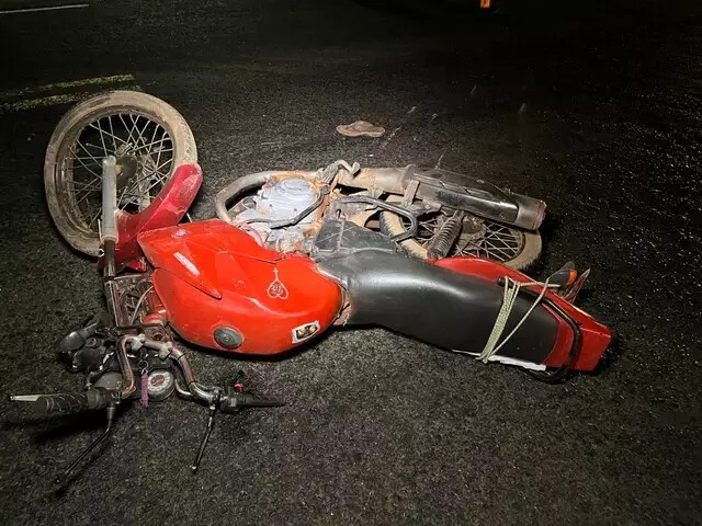 Na motocicleta em que seguia o casal, a mulher morreu na hora e o homem foi socorrido em estado grave. Foto: Sidney Assis