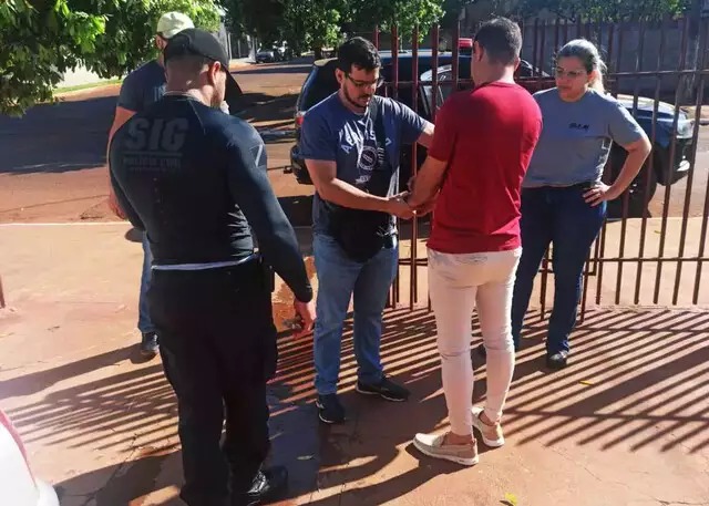 Momento em que suspeito foi preso na manhã deste domingo. Foto: Direto das Ruas