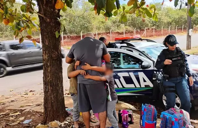 Pai abraçando as crianças após reencontro nesta manhã de domingo (07). Foto: Raíssa Rojas