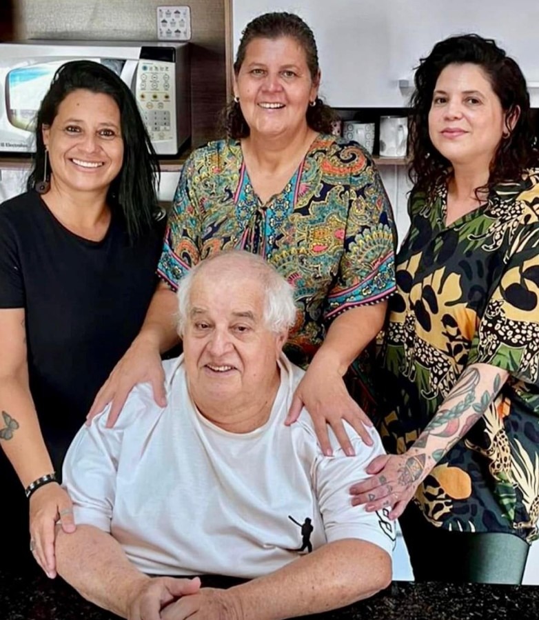 O pai Arnaldo com as filhas Glauce e as gêmeas Glenda e Gleide. Foto: Rede social 