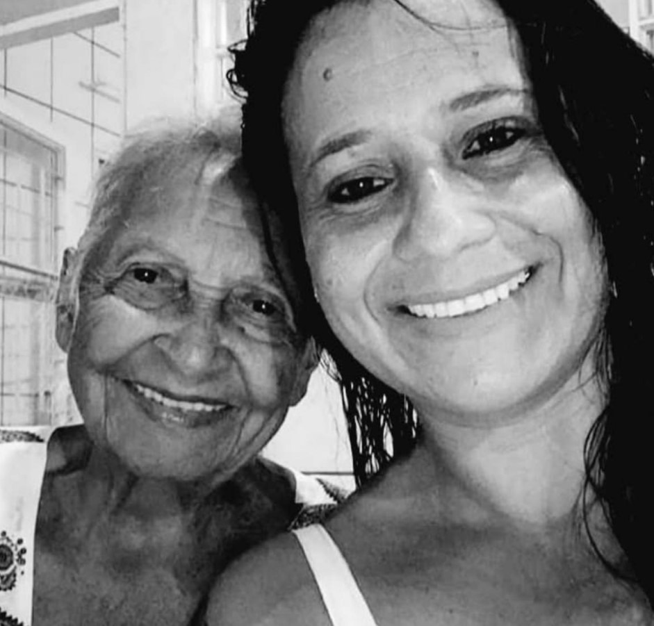 Glenda com a avó Bercholina (in memoriam). Foto: Rede social 