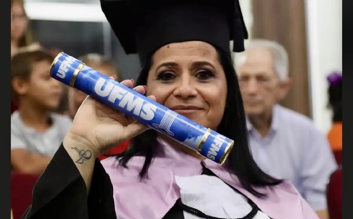 Glenda na colação de grau do curso superior de Letras na UFMS Câmpus Coxim. Foto: Rede social 