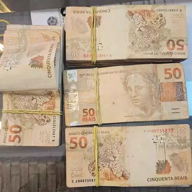 Cédulas de R$ 50 apreendidas em endereços ligados ao grupo investigado.  Foto: Divulgação