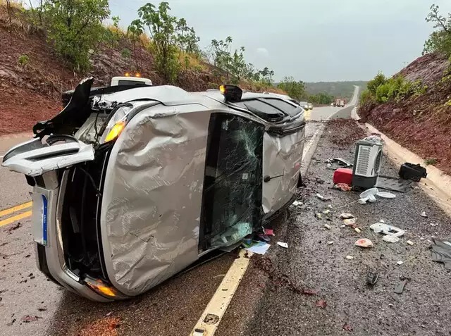 Frente de caminhonete ficou destruida com o impacto do acidente. Foto: Sidney Assis