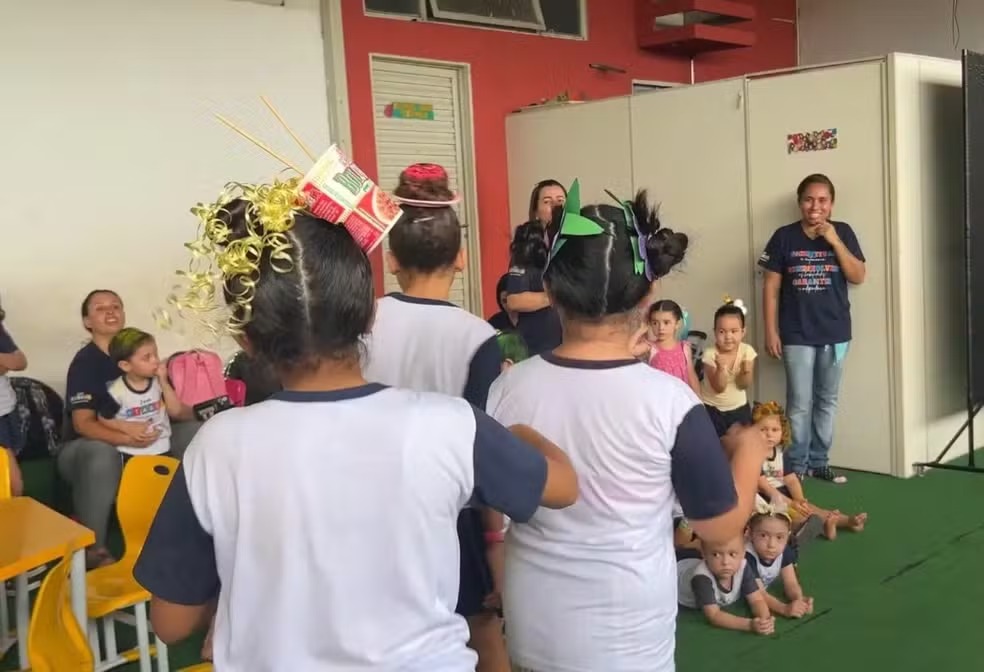 Ana Lívia foi de macarrão instântaneo e ganhou elogios da turma no dia do cabelo maluco. Foto: Arquivo pessoal