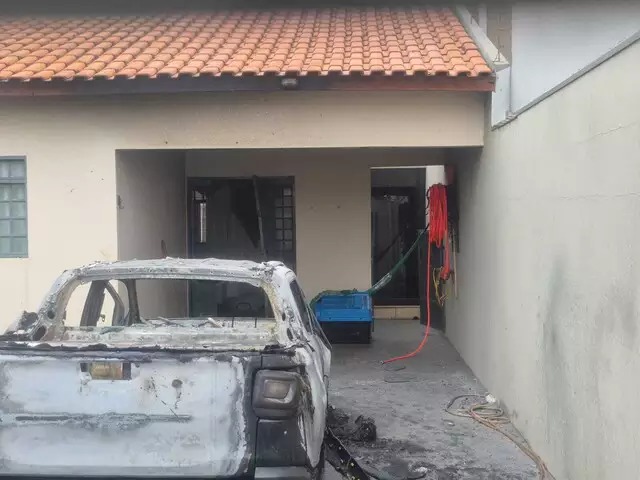 Carro queimado no quintal da casa também incendiada. Foto: Marcos Maluf