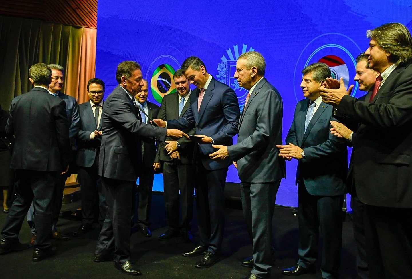 Gerson entrega Título de Cidadão Sul-Mato-Grossense ao presidente do Paraguai. Foto: Divulgação 

