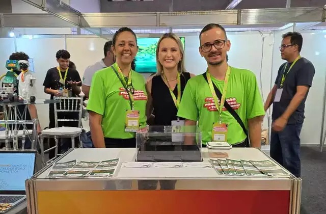 Professora doutora Greici Bergamo ao lado dos estudantes do IFMS. Foto: Arquivo Pessoal