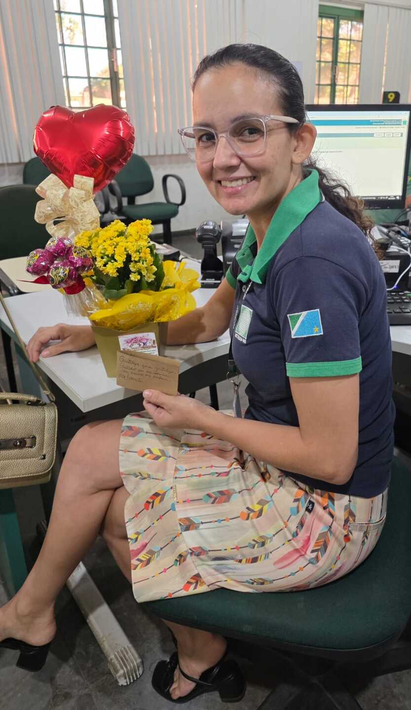 Juliana Bressan é retribuída com carinho pelo bom atendimento na agência do Detran de Coxim. Fotos: Valdeir Simão 
