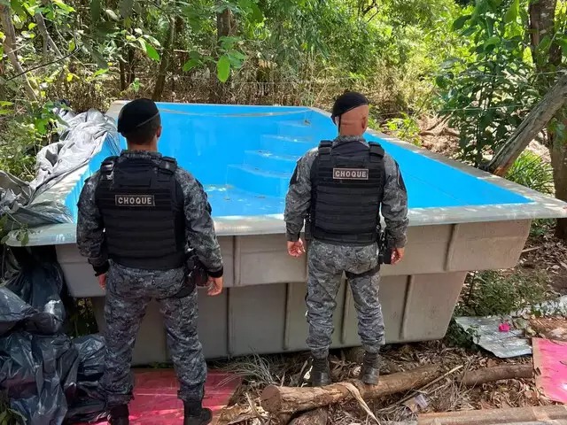 Policiais do Choque ao lado da piscina furtada, encontrada aos fundos de uma casa de festas, no Jardim Centro-Oeste. Foto: Reprodução/BPMChoque