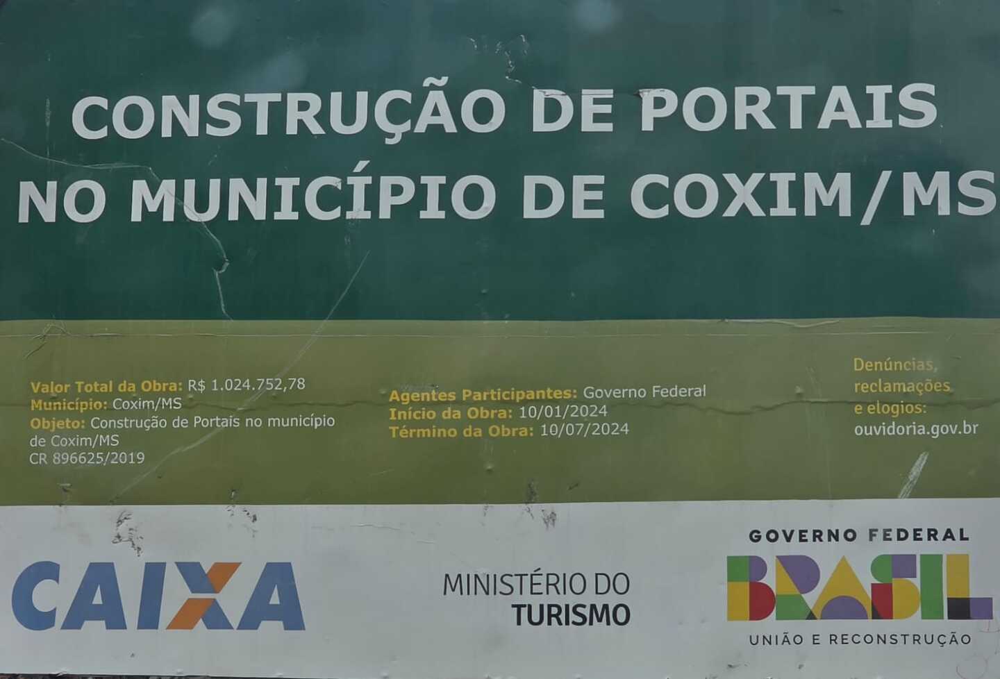 Placa da obra de construção dos portais em Coxim. Foto: Valdeir Simão/Diário X 