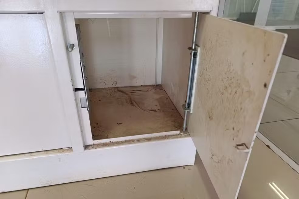 Armário onde criança ficou presa, dentro de agência bancária em MS. Foto: PMMS/Divulgação