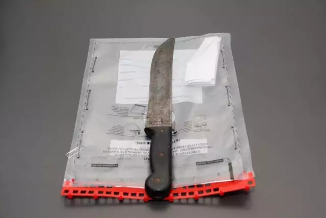 Faca usada no crime foi encontrada perto da casa incendiada. Foto: Juliano Almeida/CGNEWS 