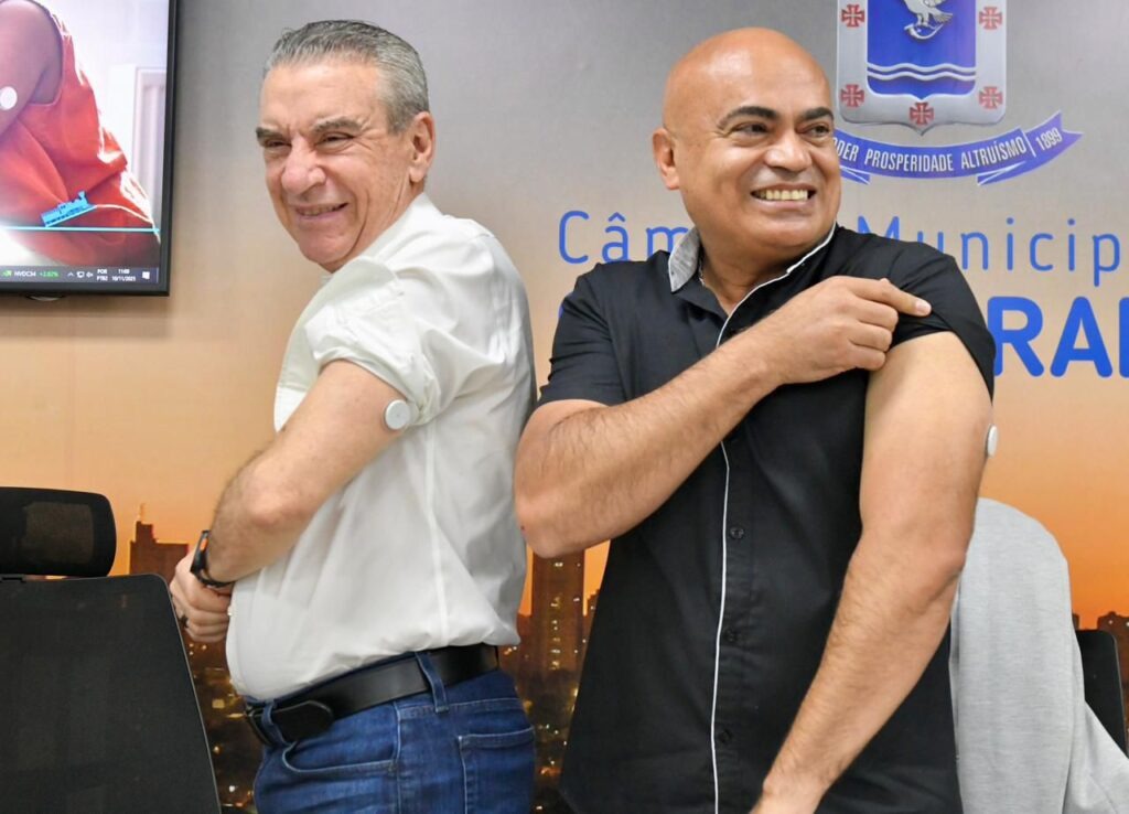 Paulo Corrêa e Guerreiro aplicaram o sensor de gligose para medição da insulina. Foto: Divulgação 