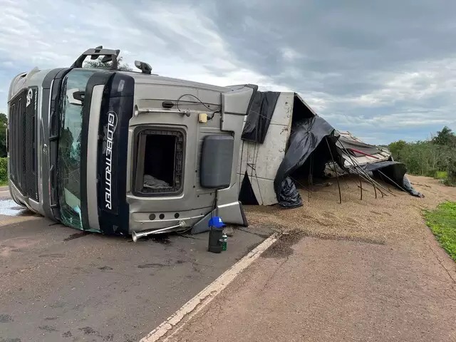 Cabine da carreta ficou danificada com a queda. Foto: Sidney Assis