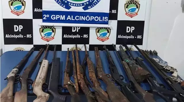 Armas apreendidas na casa onde crime aconteceu e que pertenciam ao autor. Foto: Divulgação/PMMS