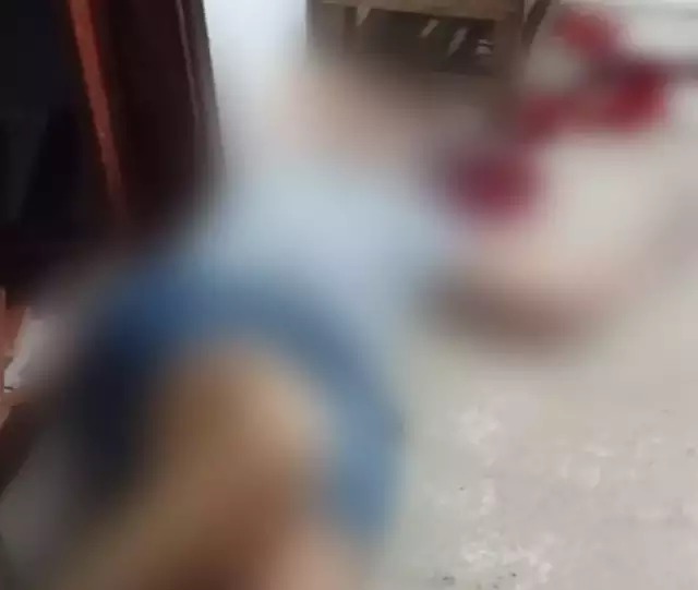 Corpo de Domingas perto da porta da casa onde morava. Foto: Direto das Ruas