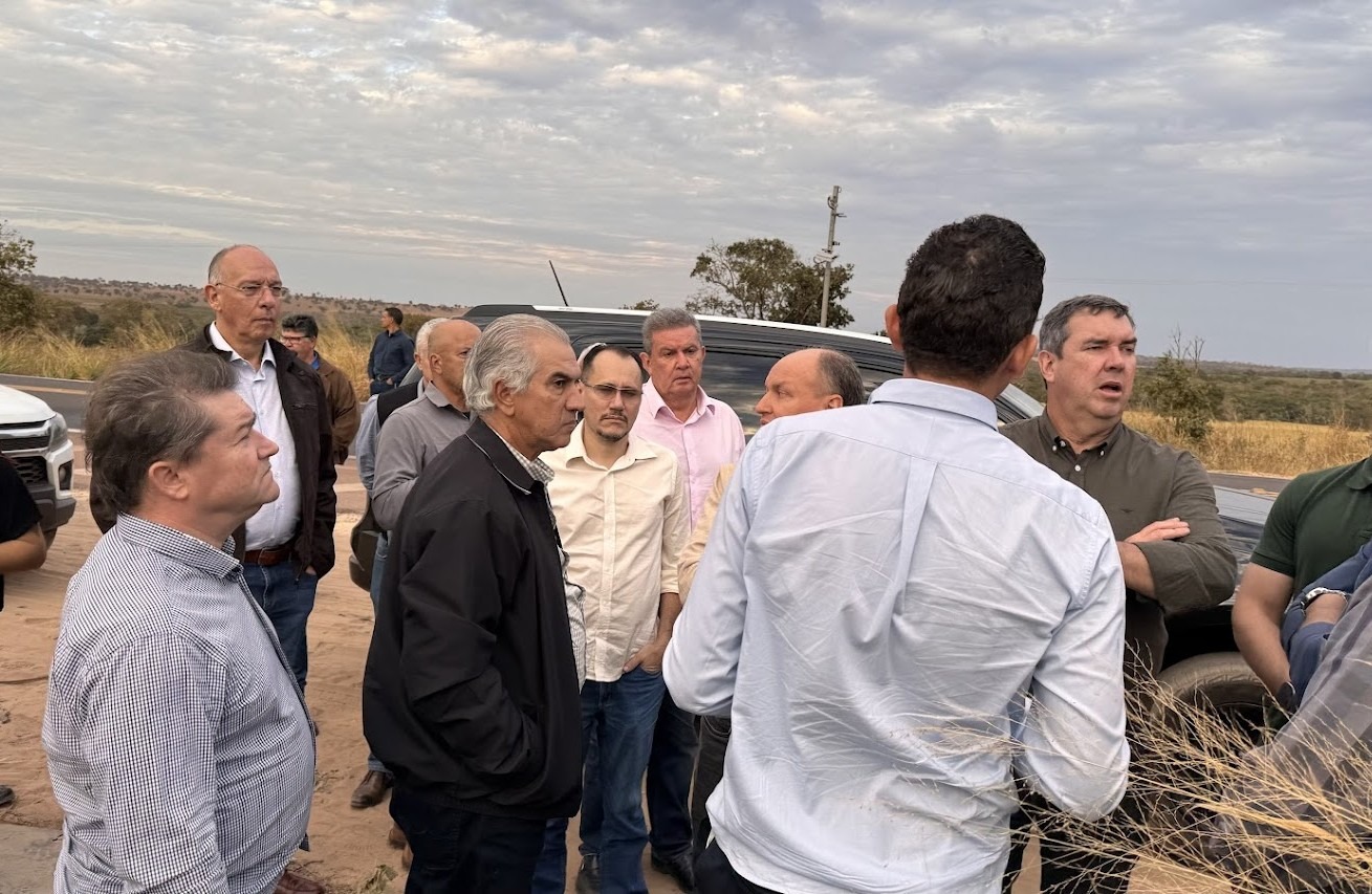 refeito Edilson Magro mostrando o terreno ao Governador Eduardo Riedel e sua comitiva em julho de 2024. Foto: Augusto Marques/AssCom PMC 