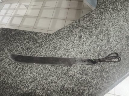  Facão com lâmina de aproximadamente 60 centímetros, utilizado no roubo. Foto: Assessoria Comunicação Social do 5&ordm; BPM 