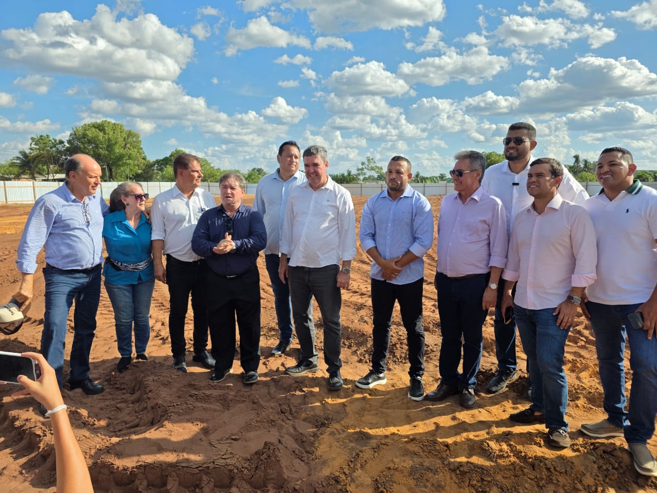 Visita das autoridades no local onde está sendo construído o CER. Foto: Valdeir Simão/Diário X 