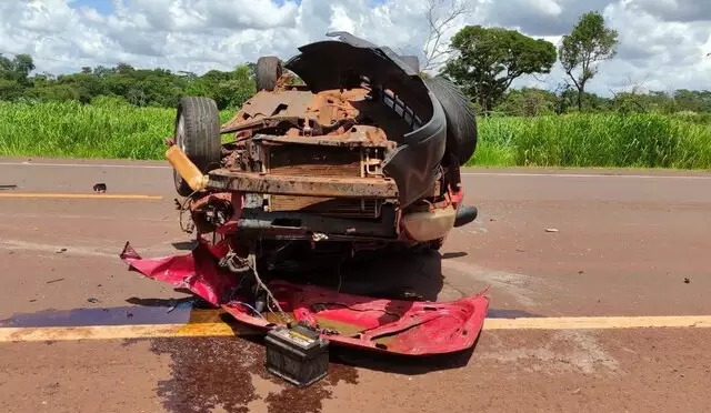 Caminhonete envolvida no acidente ficou de cabeça para baixo. Foto: Reprodução/Rio Brilhante em Tempo Real