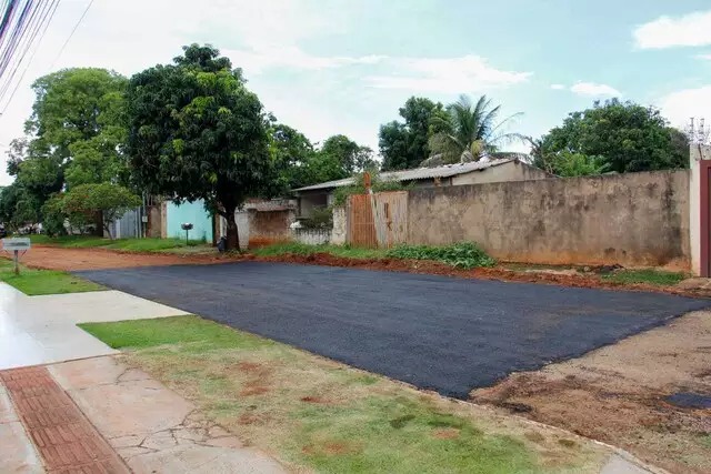 Morador do Jardim Itatiaia asfalta a frente da própria casa, após anos de espera pela prefeitura. Foto: Juliano Almeida/CGNEWS