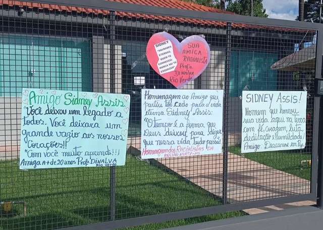 Cartazes de despedida afixados durante o velório do Sidney Assis. Foto: Aloísio Guirra - o Verdinho 